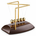 Newton Pendel mit goldenen Kugeln und Holzsockel